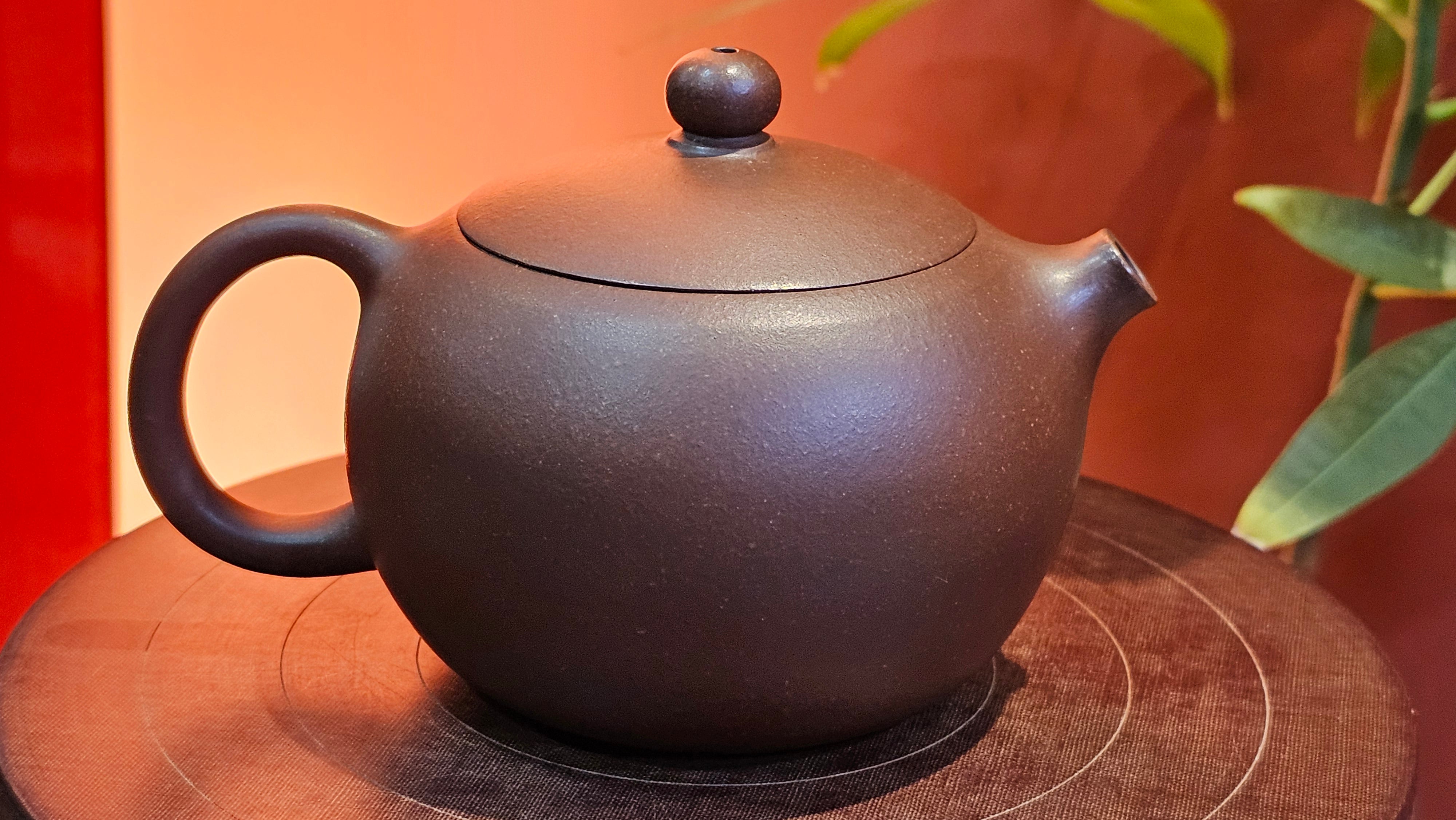 Xi Shi 西施, 243.0ml (largish), Di Cao Qing Zi Ni 底槽青紫泥, by Craftsman Gu Xiao Ming 顾小明。