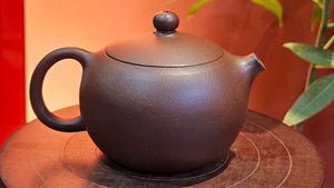 Xi Shi 西施, 243.0ml (largish), Di Cao Qing Zi Ni 底槽青紫泥, by Craftsman Gu Xiao Ming 顾小明。