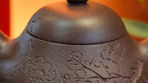 Pan Hu 番壶, 195.1ml, Da Shui Tan Zi Ni 大水潭紫泥, by our Craftsman Zhang Huan 张欢, with Plum Blossoms Engraving by Craftsman Peng Peng 芃芃。