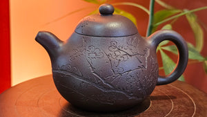 Pan Hu 番壶, 195.1ml, Da Shui Tan Zi Ni 大水潭紫泥, by our Craftsman Zhang Huan 张欢, with Plum Blossoms Engraving by Craftsman Peng Peng 芃芃。