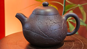 Pan Hu 番壶, 195.1ml, Da Shui Tan Zi Ni 大水潭紫泥, by our Craftsman Zhang Huan 张欢, with Plum Blossoms Engraving by Craftsman Peng Peng 芃芃。