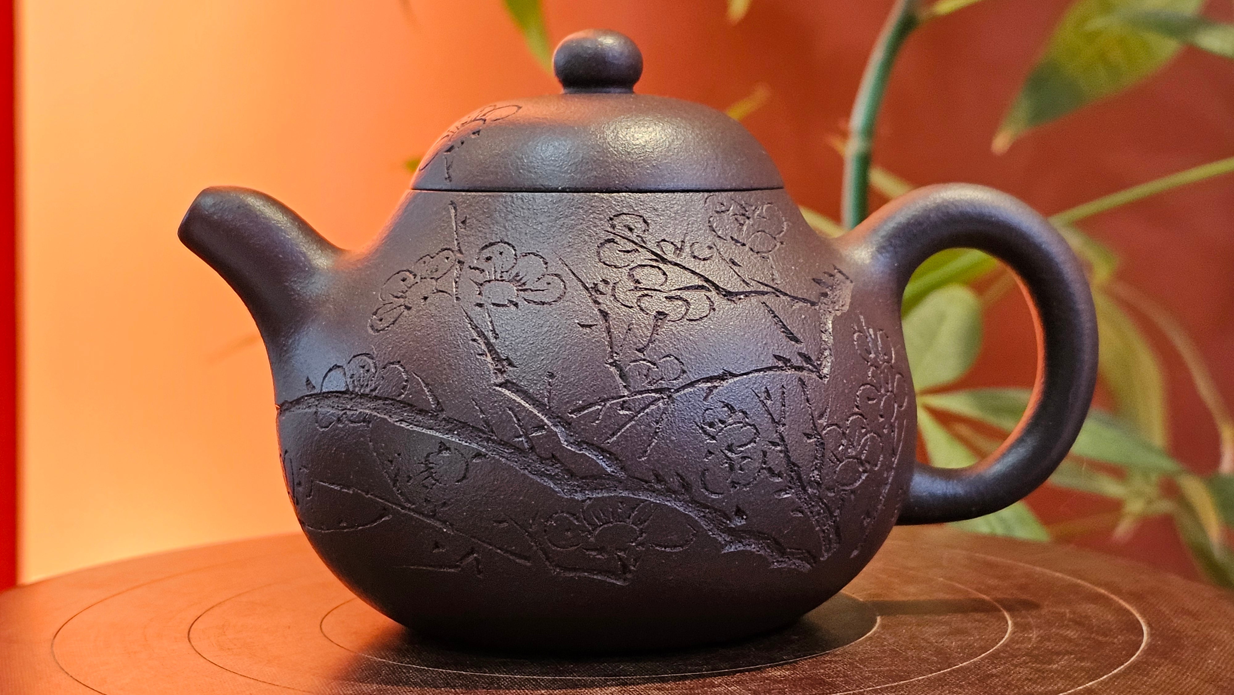 Pan Hu 番壶, 195.1ml, Da Shui Tan Zi Ni 大水潭紫泥, by our Craftsman Zhang Huan 张欢, with Plum Blossoms Engraving by Craftsman Peng Peng 芃芃。