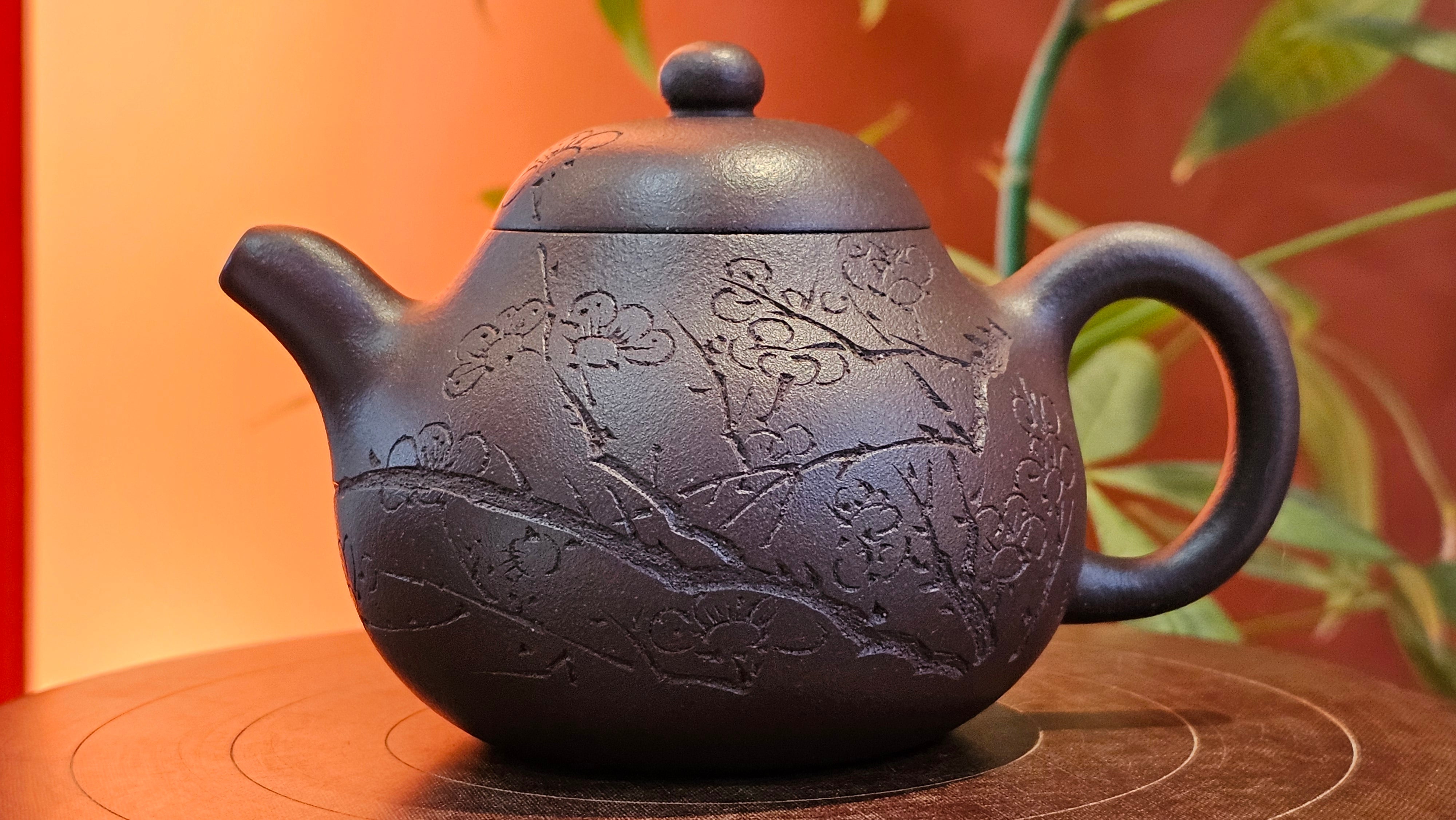 Pan Hu 番壶, 195.1ml, Da Shui Tan Zi Ni 大水潭紫泥, by our Craftsman Zhang Huan 张欢, with Plum Blossoms Engraving by Craftsman Peng Peng 芃芃。