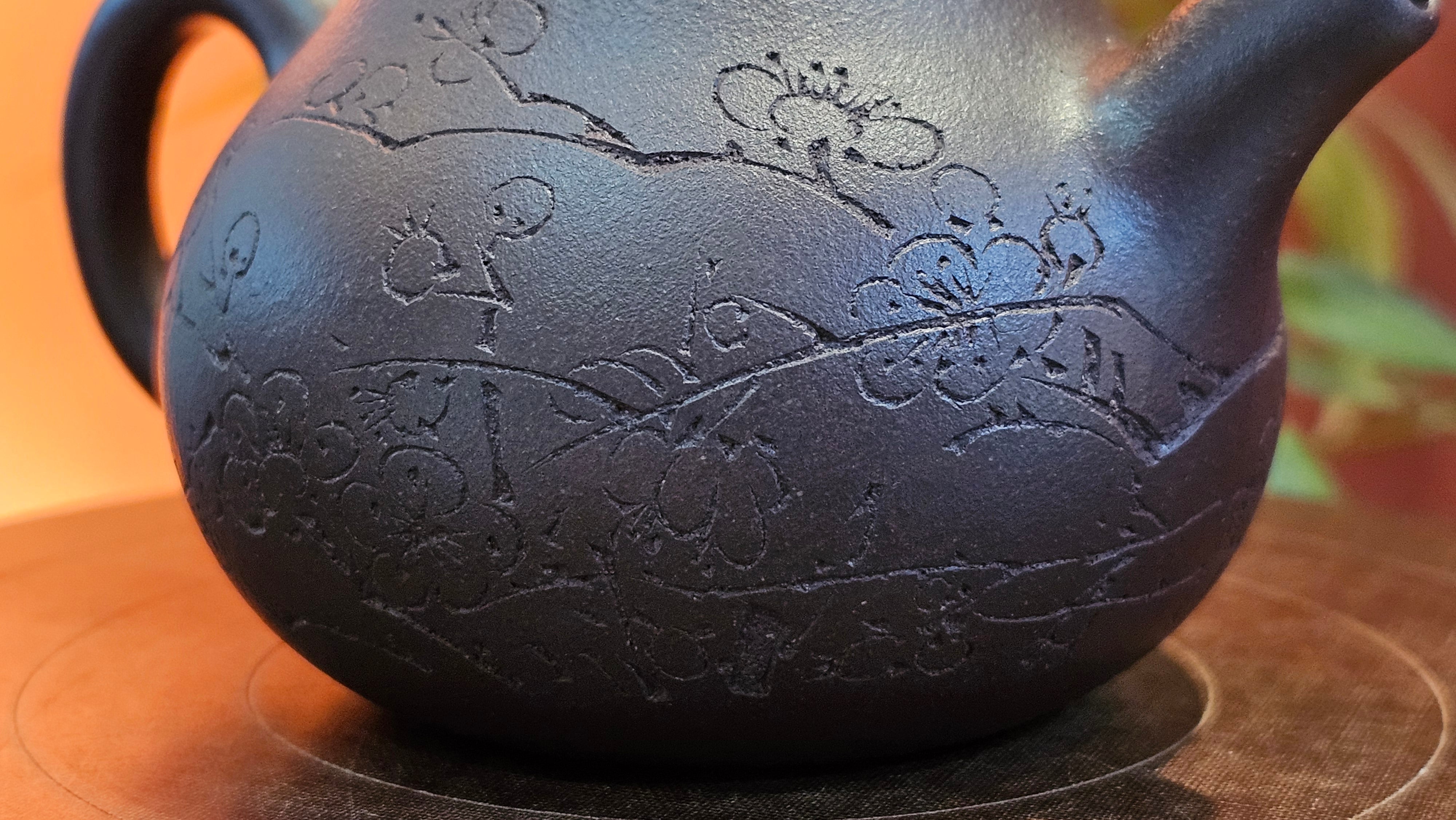 Pan Hu 番壶, 195.1ml, Da Shui Tan Zi Ni 大水潭紫泥, by our Craftsman Zhang Huan 张欢, with Plum Blossoms Engraving by Craftsman Peng Peng 芃芃。