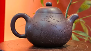 Pan Hu 番壶, 195.1ml, Da Shui Tan Zi Ni 大水潭紫泥, by our Craftsman Zhang Huan 张欢, with Plum Blossoms Engraving by Craftsman Peng Peng 芃芃。