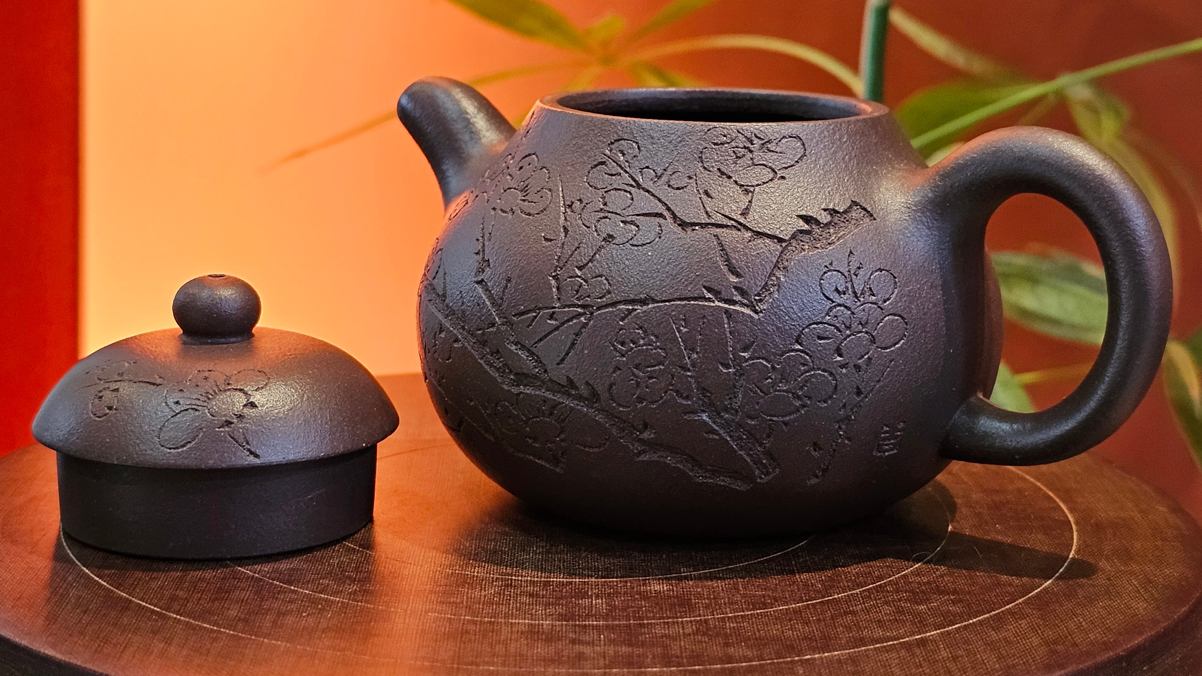 Pan Hu 番壶, 195.1ml, Da Shui Tan Zi Ni 大水潭紫泥, by our Craftsman Zhang Huan 张欢, with Plum Blossoms Engraving by Craftsman Peng Peng 芃芃。