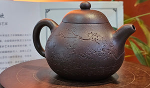 Pan Hu 番壶, 195.1ml, Da Shui Tan Zi Ni 大水潭紫泥, by our Craftsman Zhang Huan 张欢, with Plum Blossoms Engraving by Craftsman Peng Peng 芃芃。