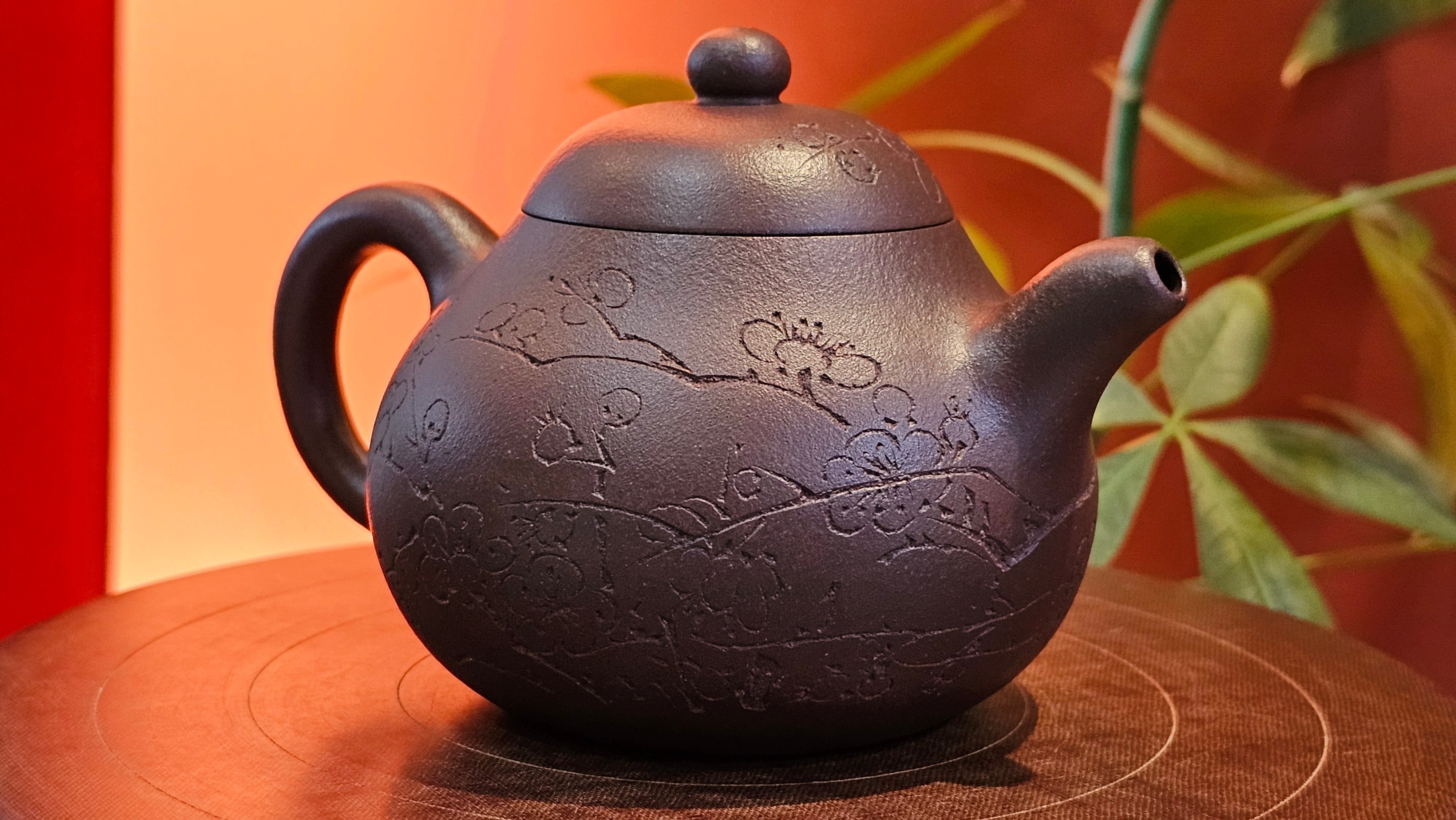 Pan Hu 番壶, 195.1ml, Da Shui Tan Zi Ni 大水潭紫泥, by our Craftsman Zhang Huan 张欢, with Plum Blossoms Engraving by Craftsman Peng Peng 芃芃。