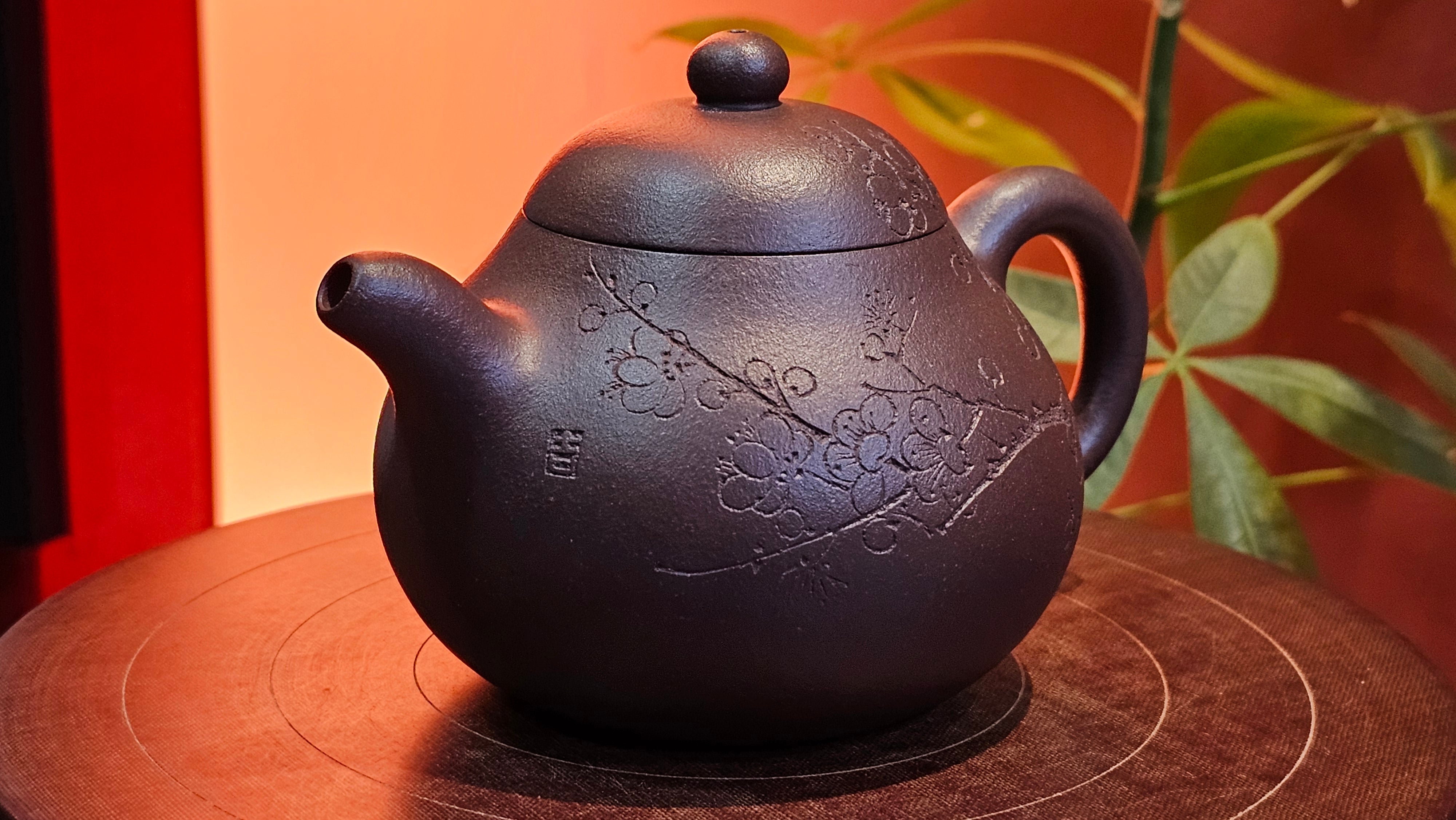 Pan Hu 番壶, 193.8ml, Da Shui Tan Zi Ni 大水潭紫泥, by our Craftsman Zhang Huan 张欢, with Plum Blossoms and Calligraphy Engraving by Craftsman Peng Peng 芃芃。