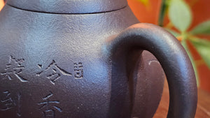 Pan Hu 番壶, 196.3ml, Da Shui Tan Zi Ni 大水潭紫泥, by our Craftsman Zhang Huan 张欢, with Plum Blossoms and Calligraphy Engraving by Craftsman Peng Peng 芃芃。