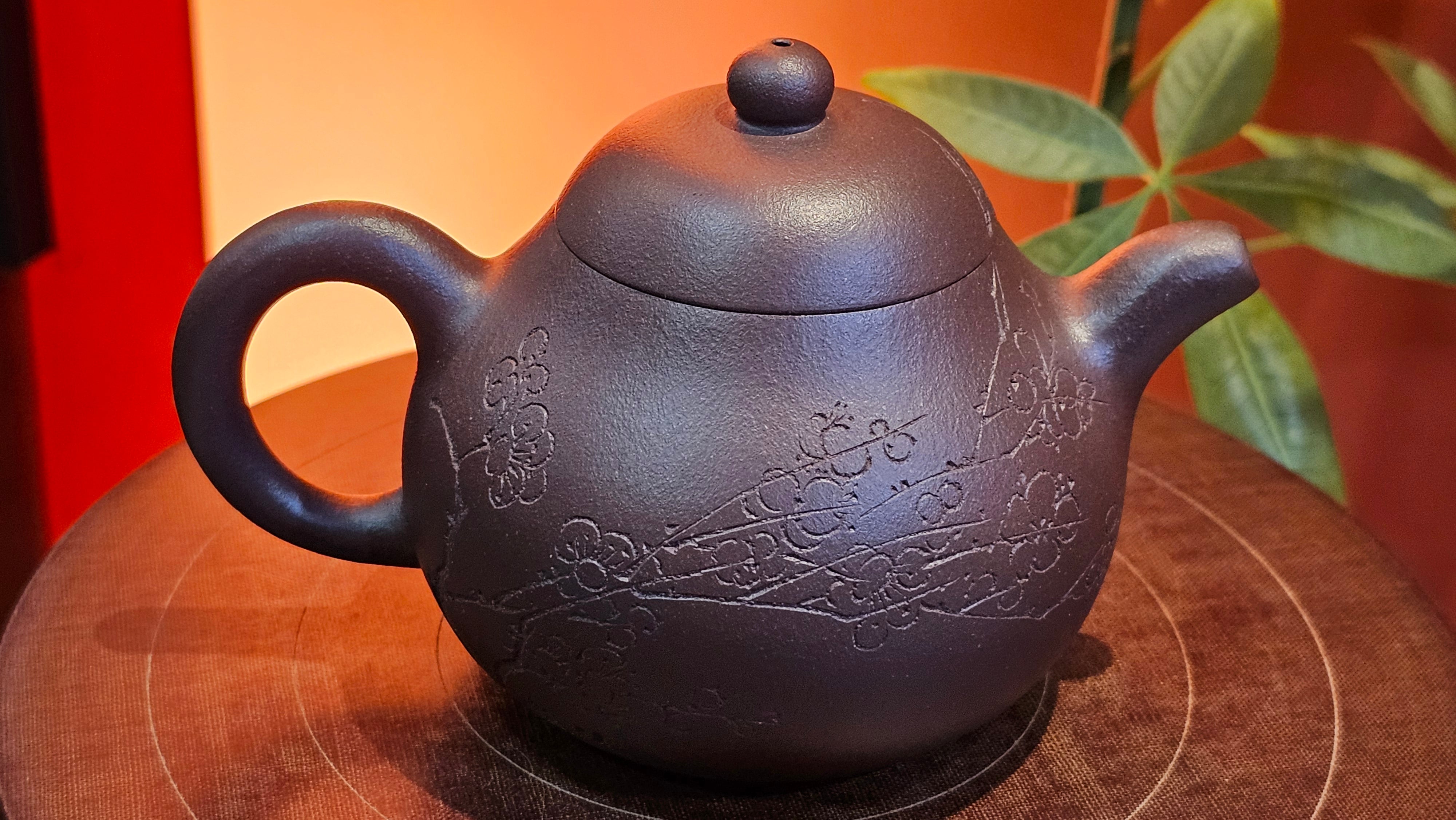 Pan Hu 番壶, 196.3ml, Da Shui Tan Zi Ni 大水潭紫泥, by our Craftsman Zhang Huan 张欢, with Plum Blossoms and Calligraphy Engraving by Craftsman Peng Peng 芃芃。