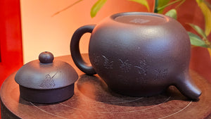 Pan Hu 番壶, 196.3ml, Da Shui Tan Zi Ni 大水潭紫泥, by our Craftsman Zhang Huan 张欢, with Plum Blossoms and Calligraphy Engraving by Craftsman Peng Peng 芃芃。