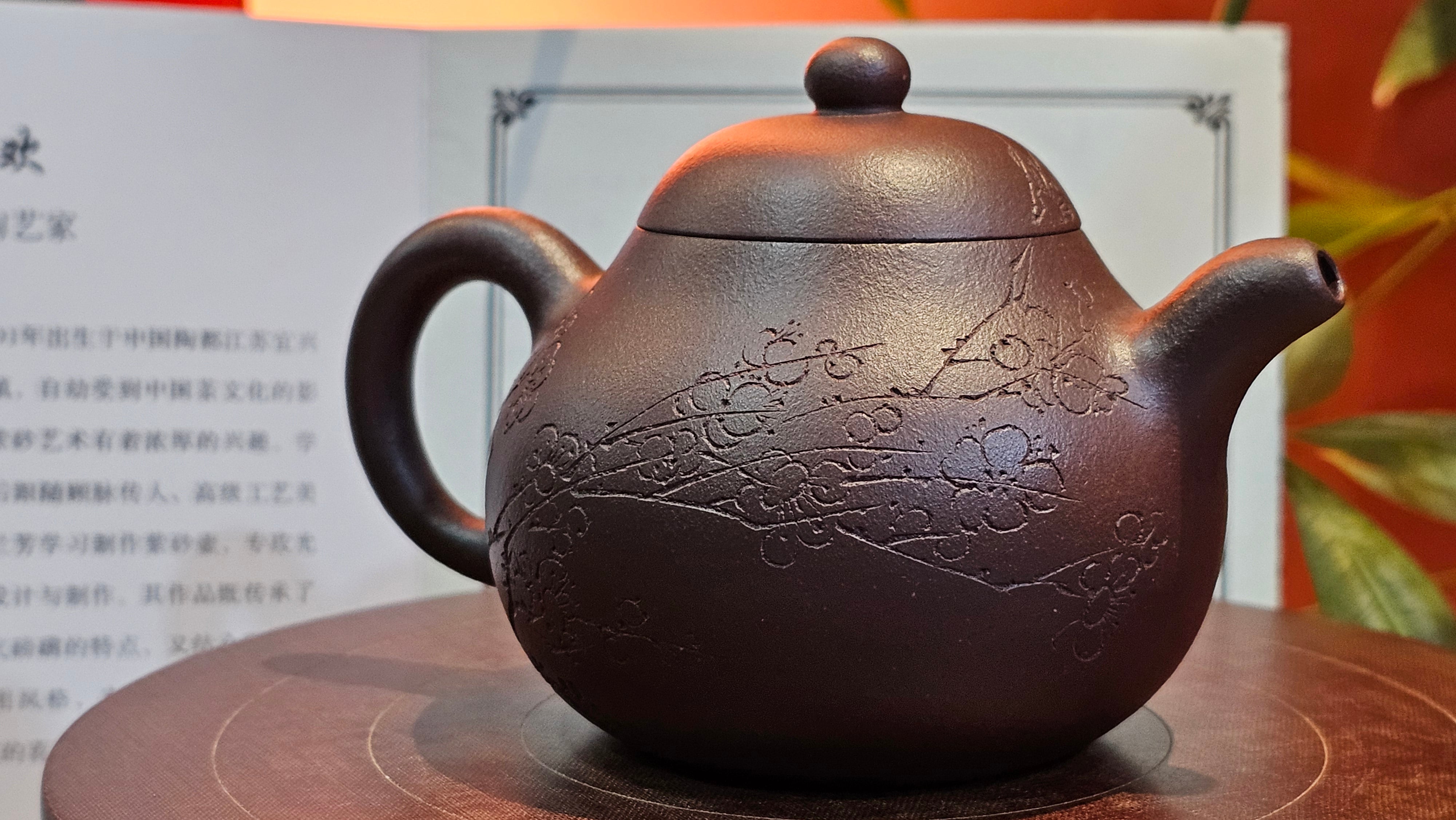 Pan Hu 番壶, 196.3ml, Da Shui Tan Zi Ni 大水潭紫泥, by our Craftsman Zhang Huan 张欢, with Plum Blossoms and Calligraphy Engraving by Craftsman Peng Peng 芃芃。