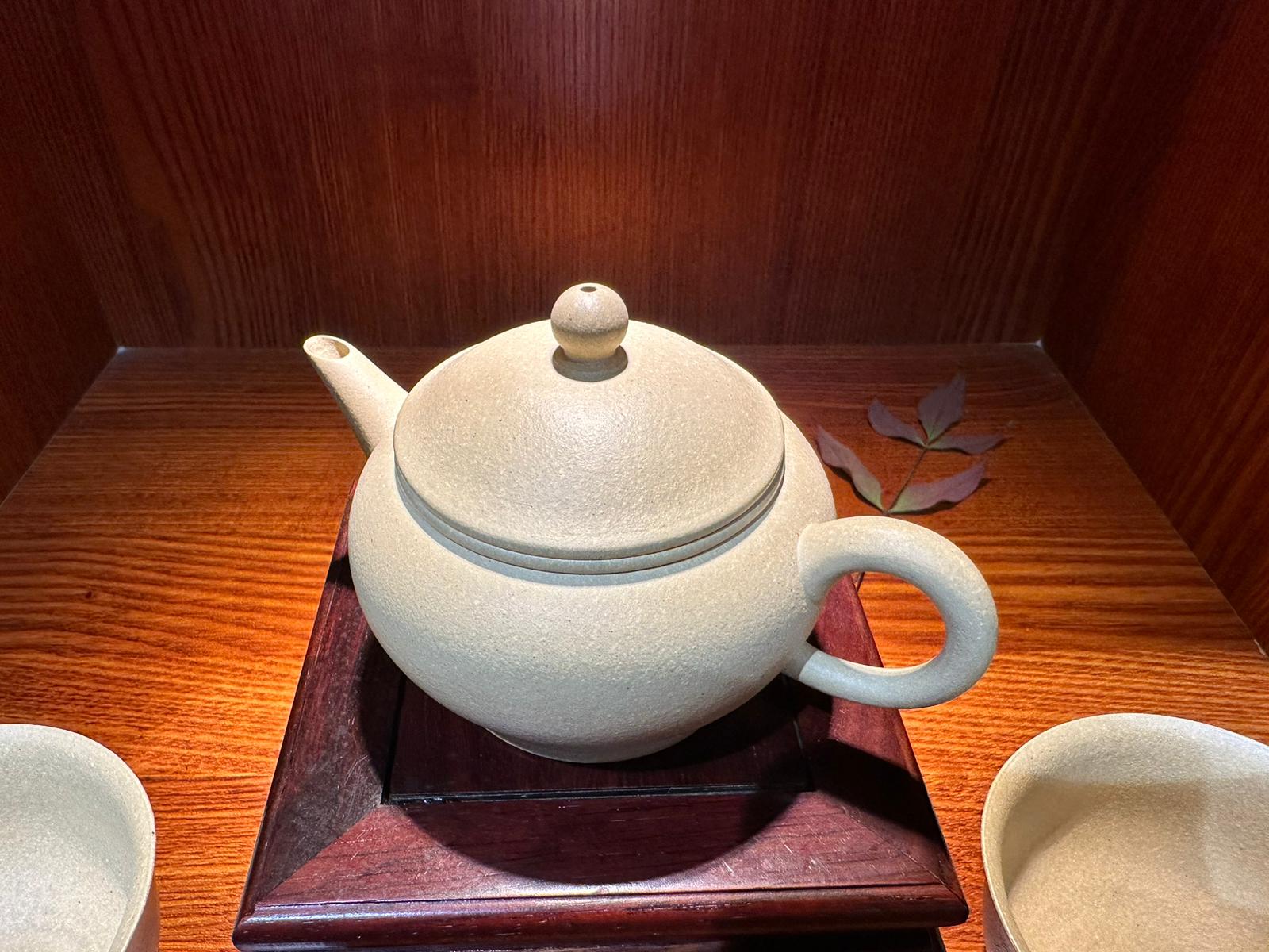 Commissioned ZiSha SET: 薄胎水平 Shui Ping, Thin-Walled, + Two Cups 60ml each, ALL made with Cao Family's 100% BenShan LüNi 本山绿泥, crafted by L4 Assoc Master Artist Zhang Ke 助理工艺美术师, 张轲。- bespoke commissioned for our esteemed patron, Mr L.Tran, in the U.S.