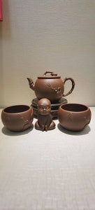 Commissioned work for Mr and Mrs Phuong Nguyen in Arizona: ZiSha work WORLD'S FIRST "Qian He" SET: Pot with 2 Cups and a Tea Pet: Huang Long Yuan's National Authenticated 4th Quarry Di Cao Qing, crafted by Senior Consummate Master Lu Xue Feng 高级振兴技艺师～路学峰。