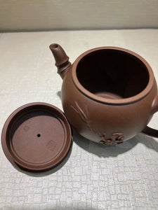 Commissioned work for Mr and Mrs Phuong Nguyen in Arizona: ZiSha work WORLD'S FIRST "Qian He" SET: Pot with 2 Cups and a Tea Pet: Huang Long Yuan's National Authenticated 4th Quarry Di Cao Qing, crafted by Senior Consummate Master Lu Xue Feng 高级振兴技艺师～路学峰。