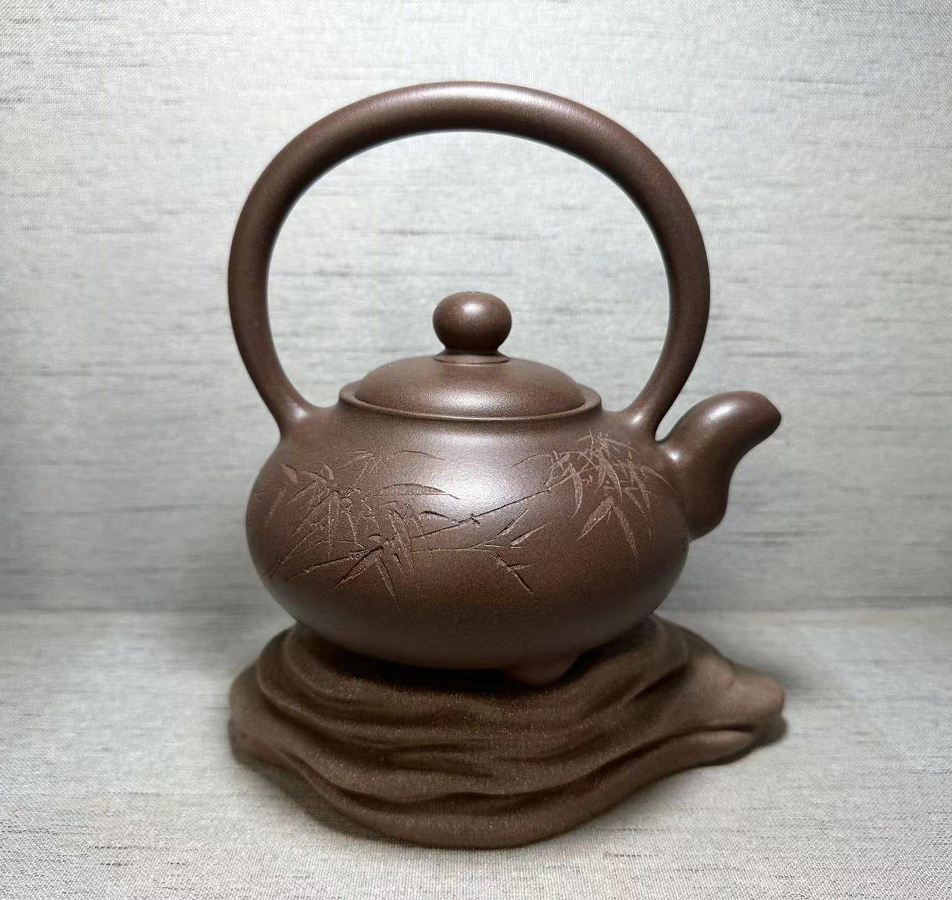 Sheng Zhu Ti Liang 圣珠提梁, impressive Ti Liang 490ml Work, Di Cao Qing Zi Ni 底槽青紫泥, by Assoc Master Artist Chen Xi Fang 助理工艺美术师～陈锡芳。*Certificate additionally stamped with our “真紫砂” STAMP & serialised with the unique 5rmb note before shipping to you.