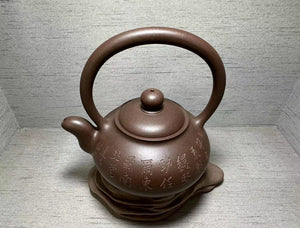 Sheng Zhu Ti Liang 圣珠提梁, impressive Ti Liang 490ml Work, Di Cao Qing Zi Ni 底槽青紫泥, by Assoc Master Artist Chen Xi Fang 助理工艺美术师～陈锡芳。*Certificate additionally stamped with our “真紫砂” STAMP & serialised with the unique 5rmb note before shipping to you.