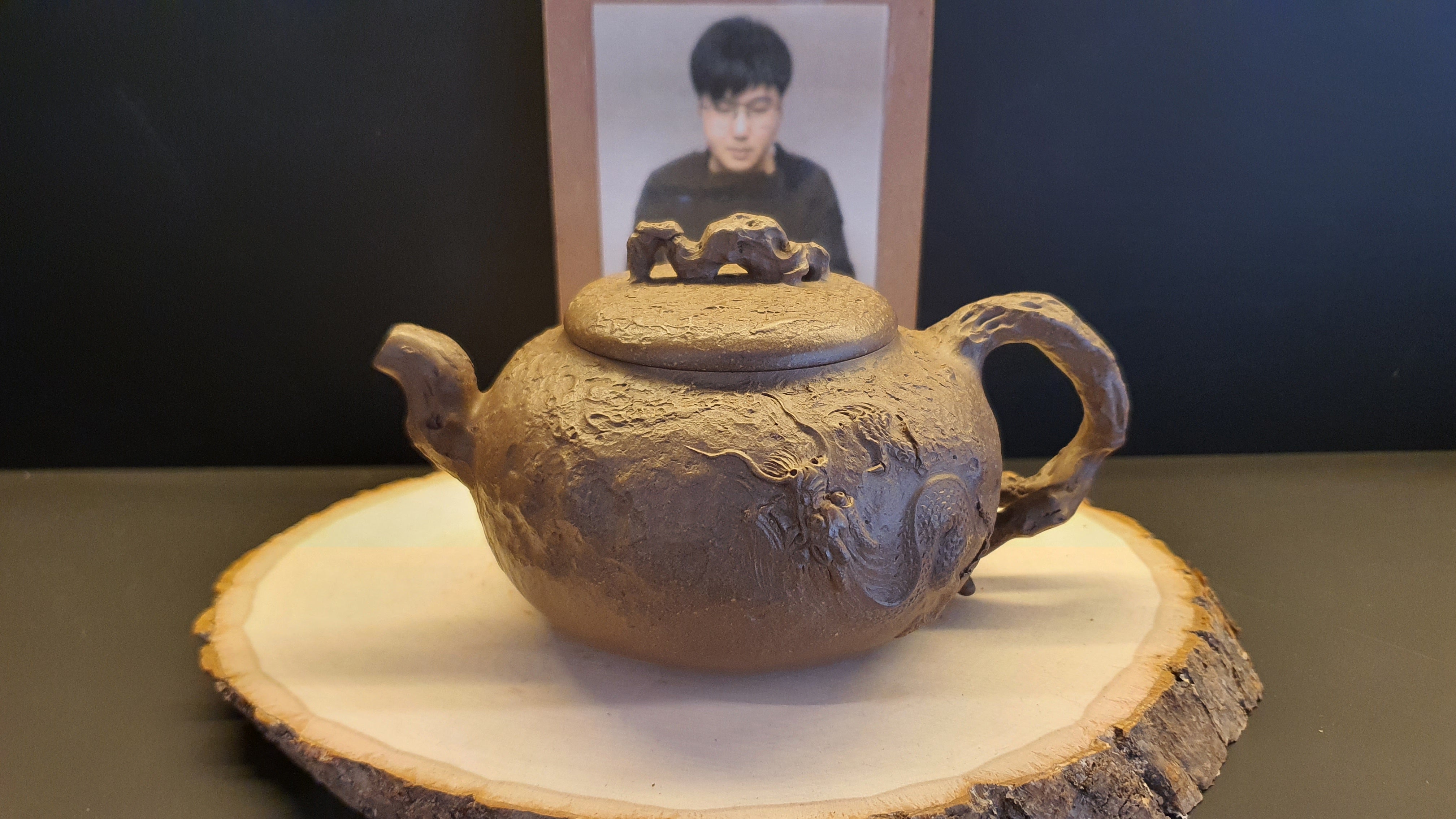 World's First 隐龙供春 "Shrouded Dragon GongChun" by HuaQi Ornate Pot Prodigy L4 Zhang Xue Lei 张雪磊, 助理工艺美术师。