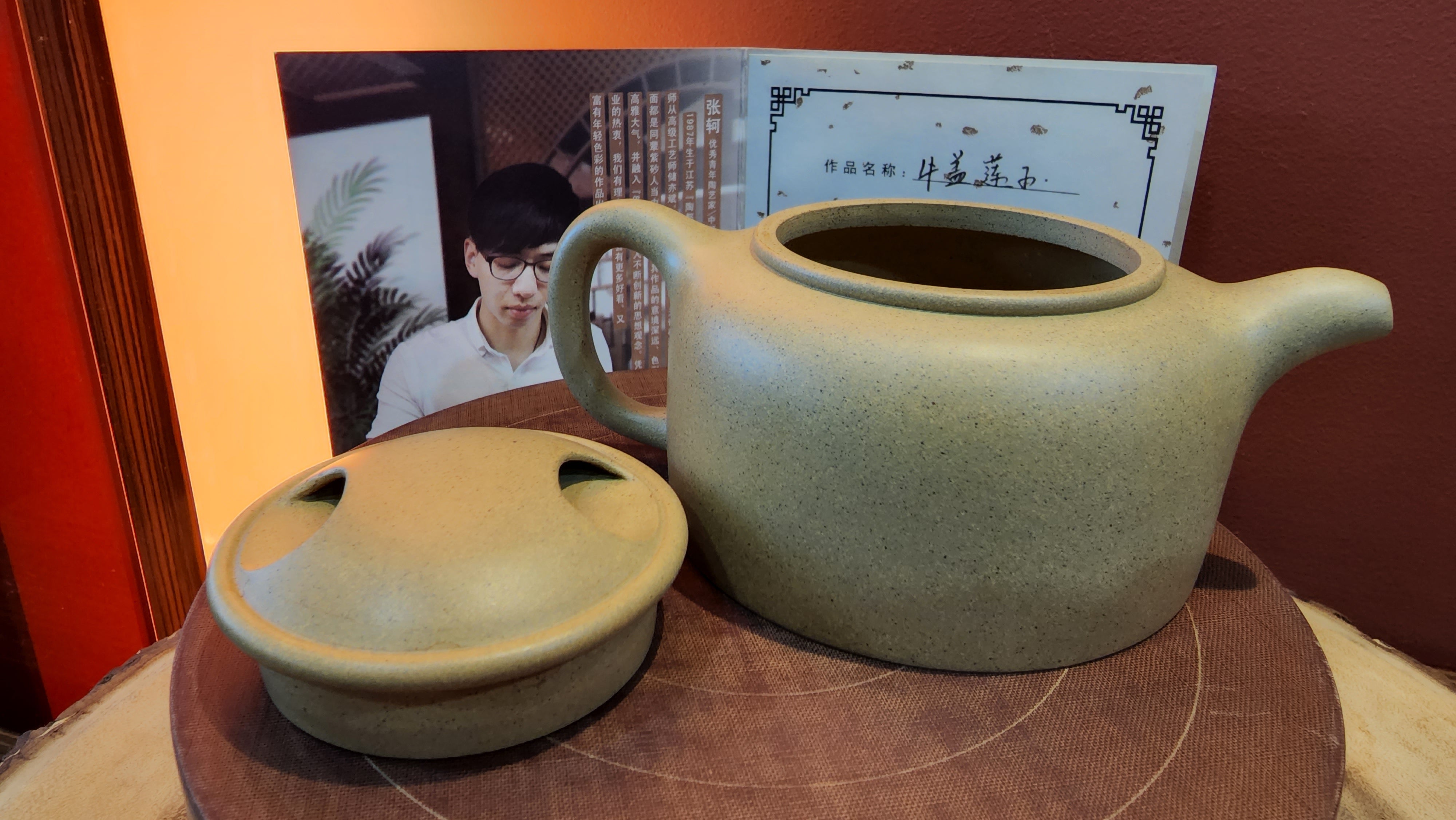 Niu Gai Lian Zi 牛盖莲子, Ben Shan Duan Ni 本山段泥, made by L4 Assoc Master Artist Zhang Ke 助理工艺美术师 张轲。