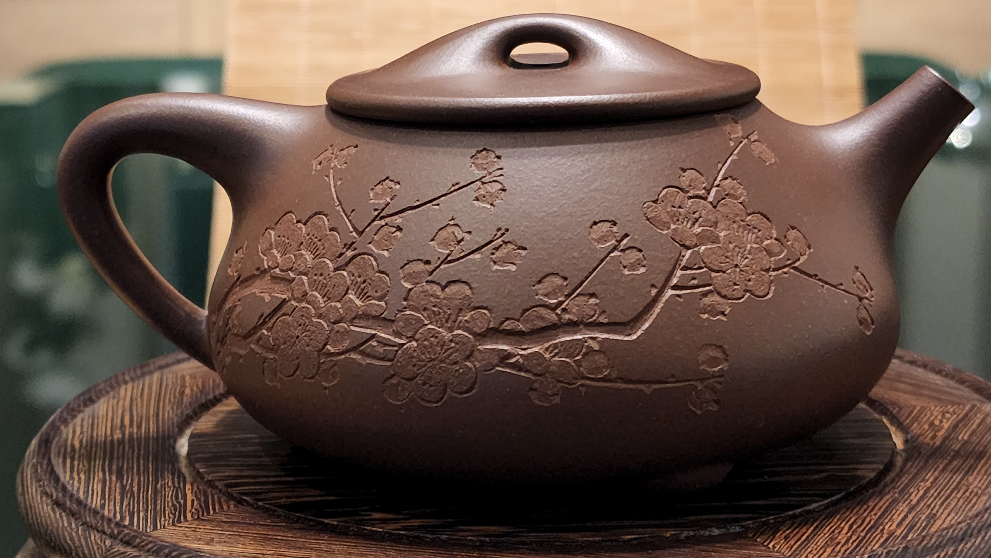 Shi Piao "JingZhou ShiPiao" 景舟石瓢, ZiNi 紫泥, 280ml, made by L4 Assoc Master Artist: Zhu Feng 助理工艺美术师:朱峰 ; Engraving of Plum Blossoms by Craftslady: Yun Tao 带梅刻绘 (芸陶 刻)