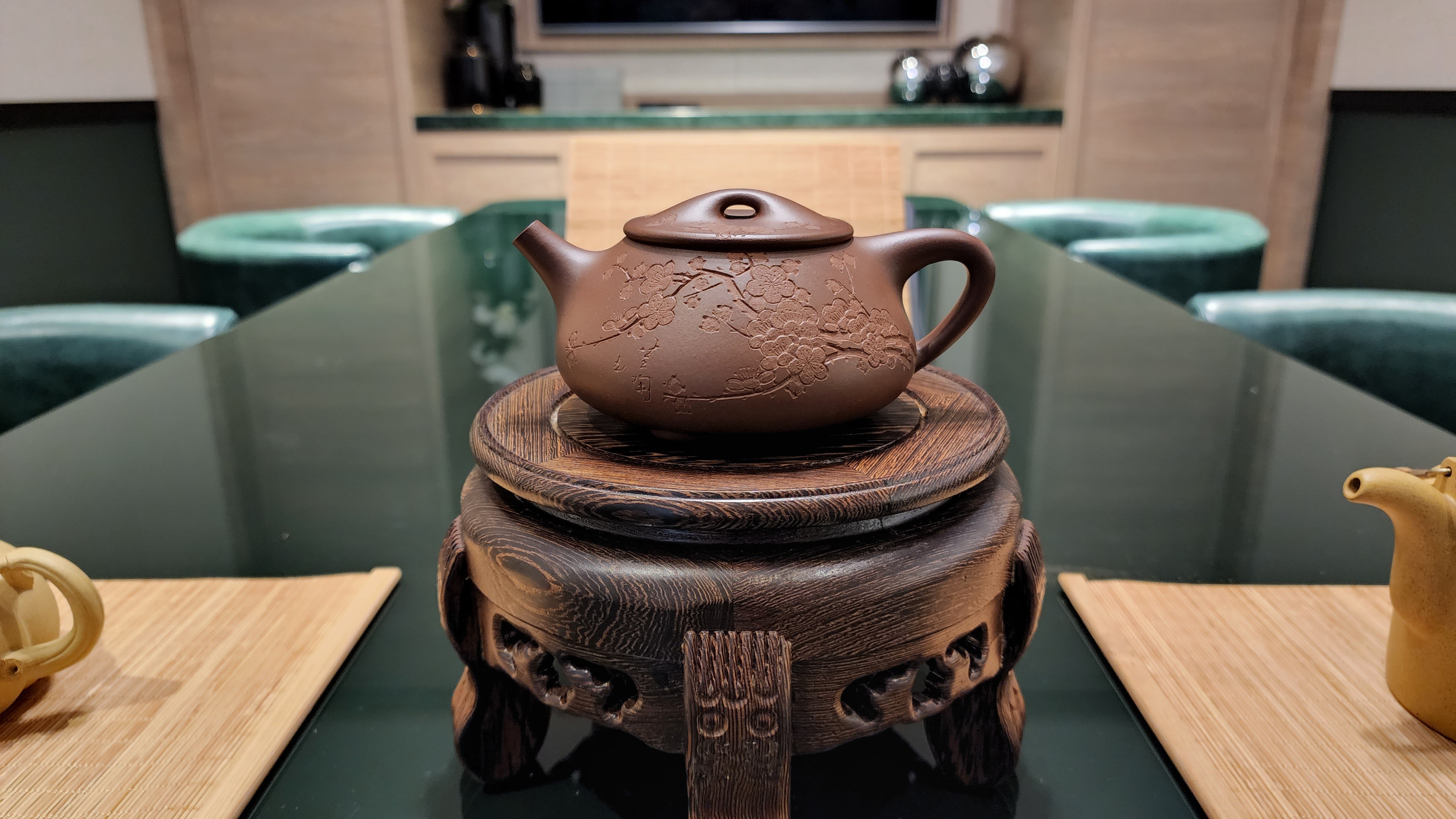 Shi Piao "JingZhou ShiPiao" 景舟石瓢, ZiNi 紫泥, 280ml, made by L4 Assoc Master Artist: Zhu Feng 助理工艺美术师:朱峰 ; Engraving of Plum Blossoms by Craftslady: Yun Tao 带梅刻绘 (芸陶 刻)