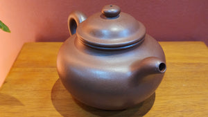 Lian Zi 莲子, 290ml, Lao ZiNi 老紫泥, by our collaborative Craftsman Wu Ke Ren 吴可人。