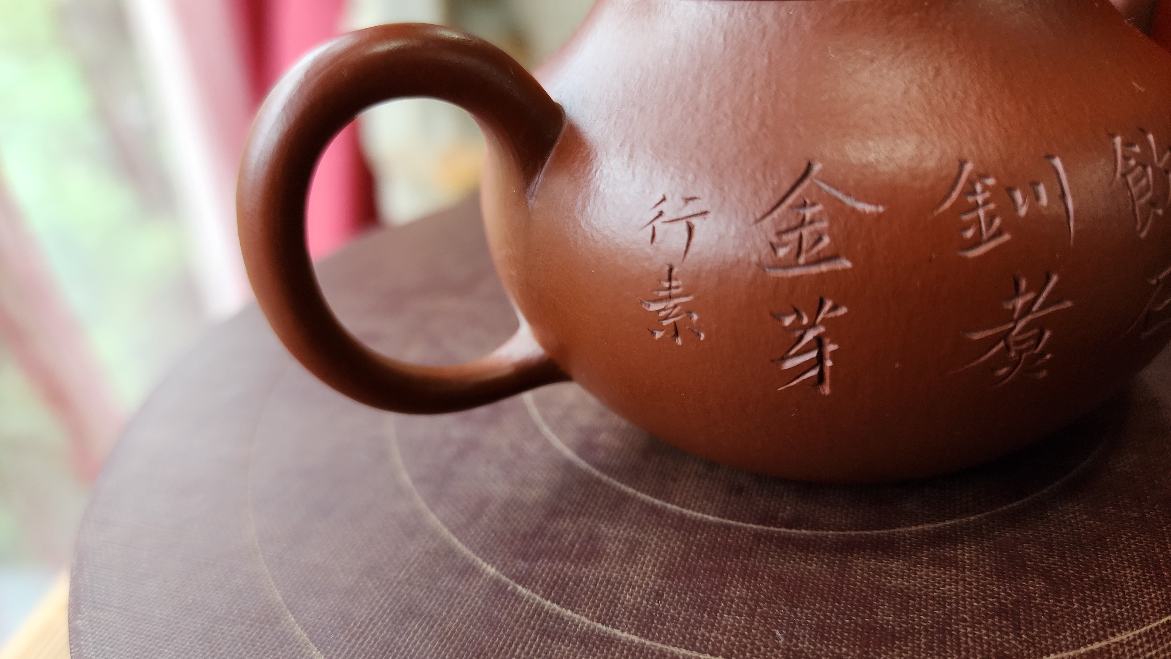 Li Xing 梨形, XiaoMeiYao ZhuNi 小煤窑朱泥, by our collaborative Craftsman Zhao Xiao Wei 赵小卫。Bamboo engraving and Calligraphy inscription by L4 Assoc Master Artist Xing Su 行素。135ml.