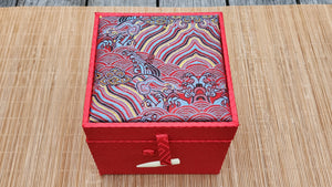 Li Xing 梨形, XiaoMeiYao ZhuNi 小煤窑朱泥, by our collaborative Craftsman Zhao Xiao Wei 赵小卫。Bamboo engraving and Calligraphy inscription by L4 Assoc Master Artist Xing Su 行素。146ml.