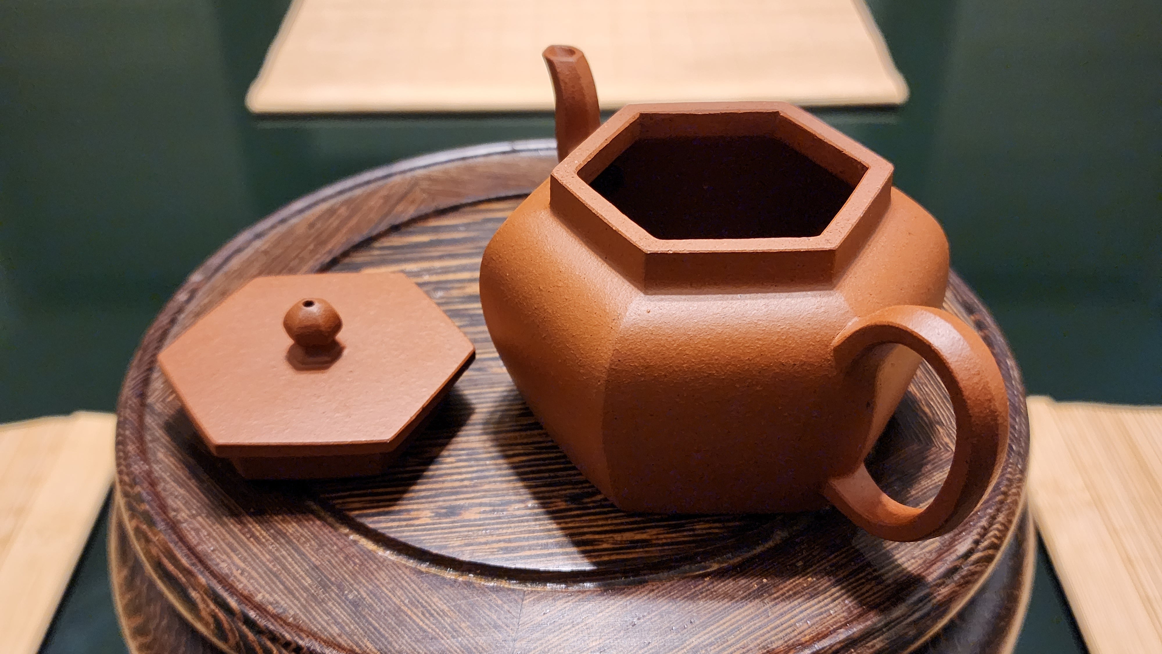 Liu Fang Yi Gong 六方逸公, Gu Fa Lian Ni (Most Archaic Clay Forming) ~ Zhu Ni *古法练泥~朱泥, L4 Assoc Master Yang Quan Sheng 杨全胜。