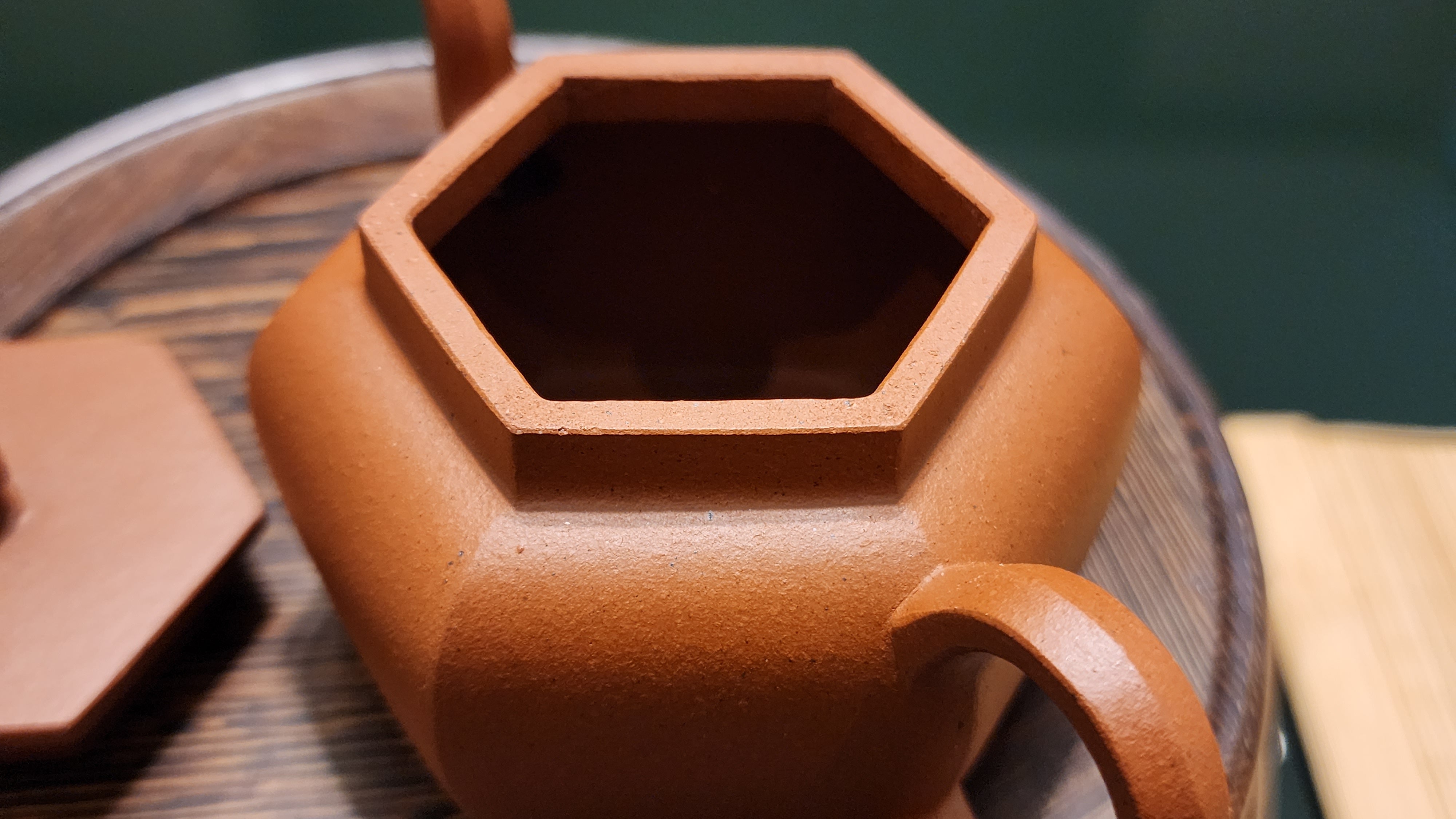 Liu Fang Yi Gong 六方逸公, Gu Fa Lian Ni (Most Archaic Clay Forming) ~ Zhu Ni *古法练泥~朱泥, L4 Assoc Master Yang Quan Sheng 杨全胜。